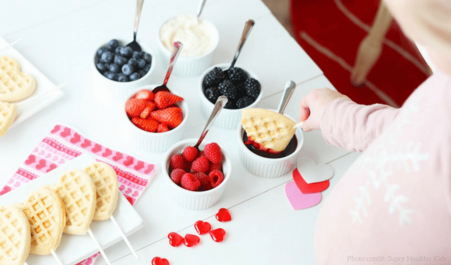 Valentines Day Food Ideas for Kids | Fun recipes to make for families including Valentine breakfast, lunch, healthy snacks, sweet treats and desserts. Lots of cute ideas for children to bring into their school classrooms to share with friends too!