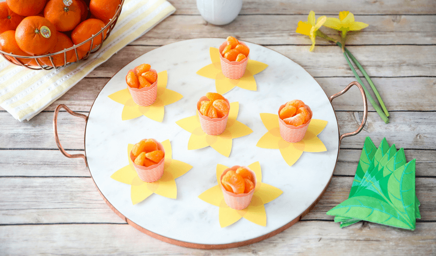 Healthy Spring Snacks for kids | These free printable Daffodil Snack Cups are such a cute, easy treat to make for children aged toddlers to teens. Perfect for clean eating - no added sugar with just fruit! Make for your kids to take to preschool or school as a fun, quick snack. These would work great as a healthy Easter snack as well.