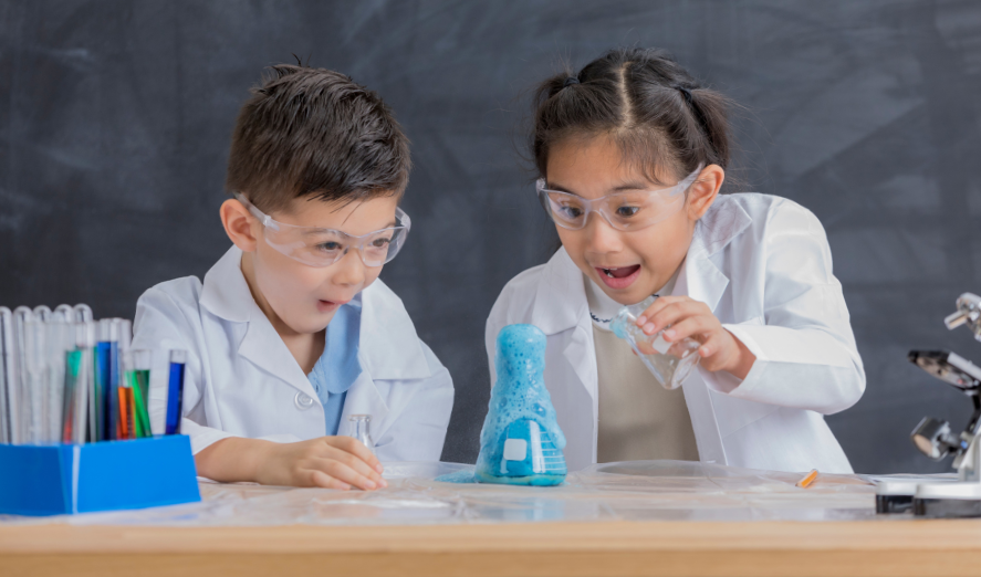 kids looking at science experiment reaction